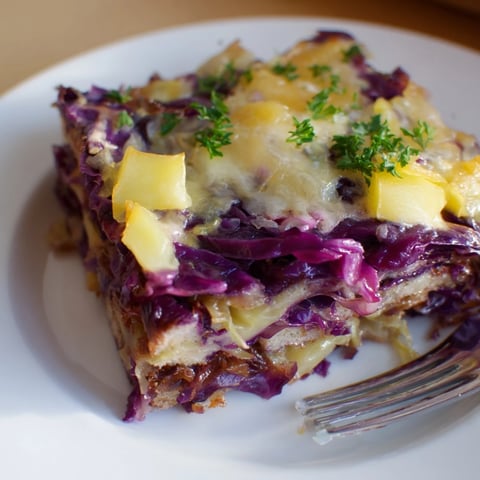 Zartes deutsches Rotkohlauflaufgericht, überbacken mit Käse und Äpfeln, serviert.  