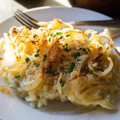 Für das Baked Käsespätzle, schichtweise herzhafte Spätzle mit Käse und knusprigen Zwiebeln.